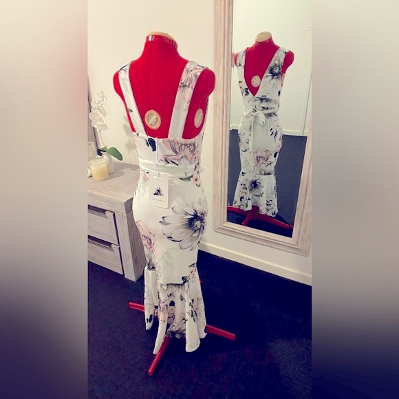 Size 6 NWT WIDE STRAP FLOUNCE FLORAL WHITE DRESS - Picture 4 of 11